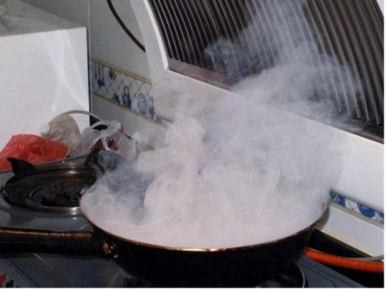 Tại sao nhà bếp vẫn đầy khói dầu ngay cả khi đã bật máy hút mùi - 2