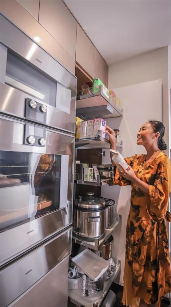 Tò mò cuộc sống của chị đẹp đoan trang tại singapore căn bếp triệu đô chồng tây tự thiết kế tủ đồ hiệu nhiều món độc lạ - 7