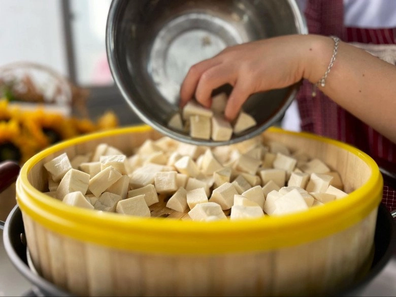 Trời lạnh làm chè sắn mochi dẻo nóng hổi ngon quên sầu chị em ăn mấy bát quên cả sợ béo - 4