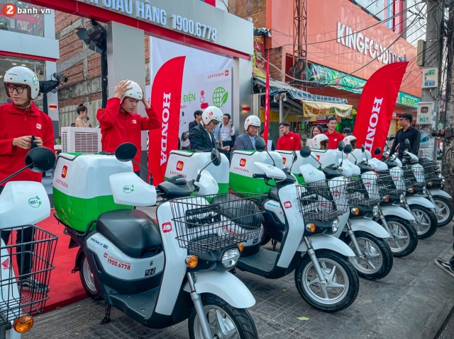 Honda việt nam bàn giao hàng trăm xe điện benly e cho lotteria để giao gà - 1