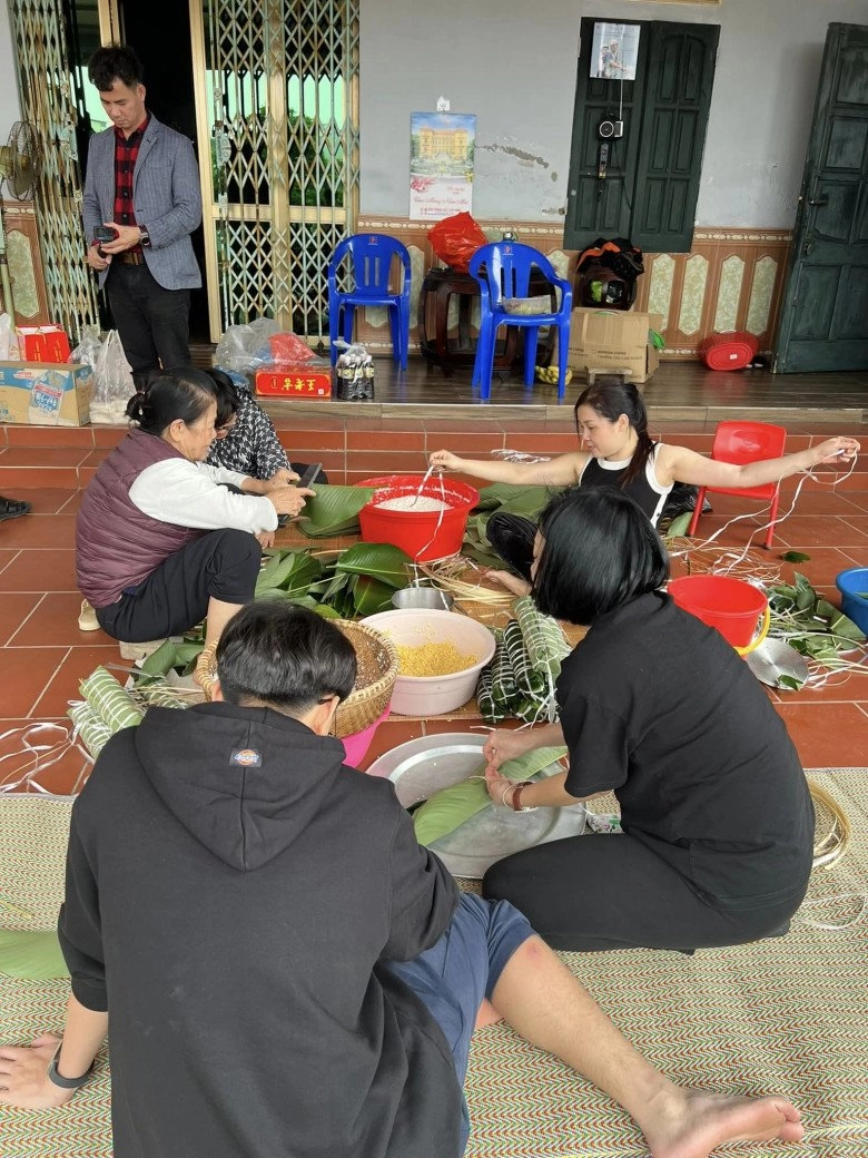 Mẹ ruột xuân bắc cùng con dâu quây quần gói bánh chưng ở quê vợ chăm chia sẻ món ngon chuẩn vị tết - 2