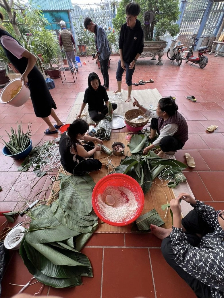 Mẹ ruột xuân bắc cùng con dâu quây quần gói bánh chưng ở quê vợ chăm chia sẻ món ngon chuẩn vị tết - 4