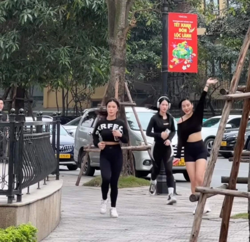 Nhóm 3 cô gái mặc đồ gym tập squat chạy bộ trên phố gây chú ý - 1