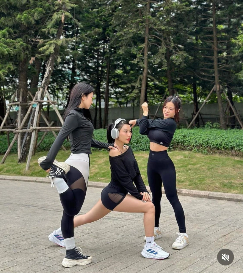 Nhóm 3 cô gái mặc đồ gym tập squat chạy bộ trên phố gây chú ý - 4