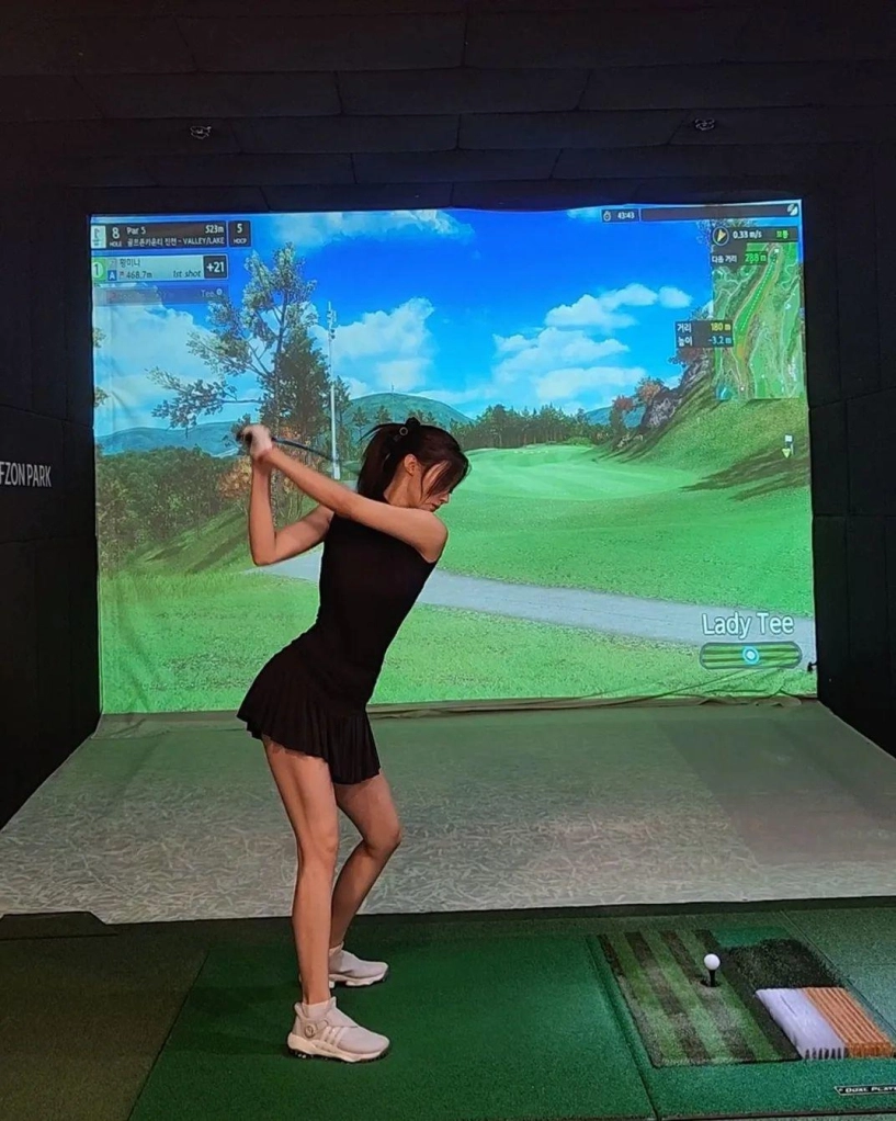 Nữ mc thời tiết được khen đẹp như hoa hậu ngoài 30 tuổi miệt mài uốn dẻo đánh golf - 4