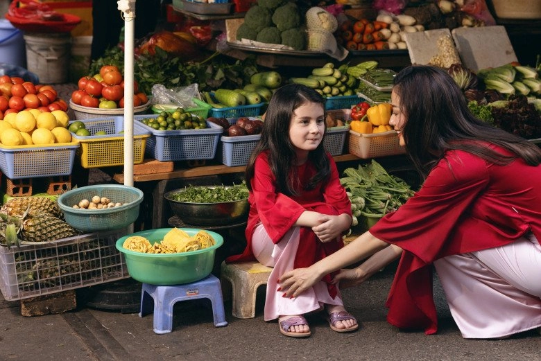 Siêu mẫu như vân diện áo dài đôi cùng hai con gái cưng bé lớn được khen xinh hơn hoa hậu - 9