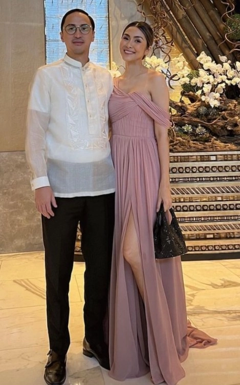 Vợ chồng tăng thanh hà đi ăn cưới vợ chung tình với áo dài việt chồng mặc trang phục philippines - 7