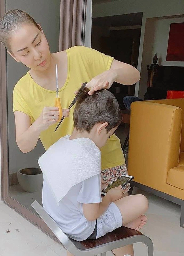 Vợ hotgirl vũng tàu trổ tài cắt tóc cho con gái mạc văn khoa ở bên cười ngất vì càng cắt càng lệch - 15