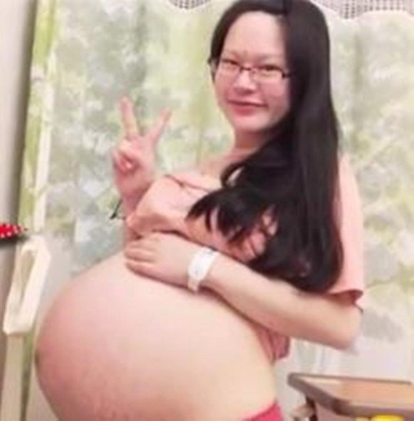 Bà mẹ 19 tuổi sốc khi lúc sinh mới biết có 4 con trong bụng 4 năm sau các bé gái lớn lên quá xinh - 1