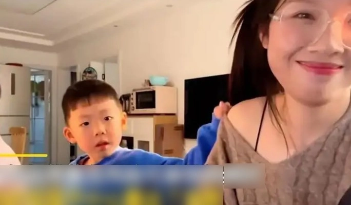 Bà mẹ xinh đẹp cố tình mặc gợi cảm để livestream hành động của con trai 5 tuổi quá ngọt ngào - 1