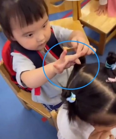 Bé gái 4 tuổi trổ tài khéo tay tết tóc cho các bạn học trong lớp nhìn thành quả nhiều phụ huynh xấu hổ - 2
