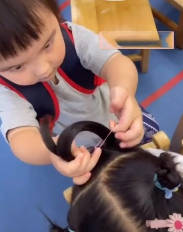 Bé gái 4 tuổi trổ tài khéo tay tết tóc cho các bạn học trong lớp nhìn thành quả nhiều phụ huynh xấu hổ - 3
