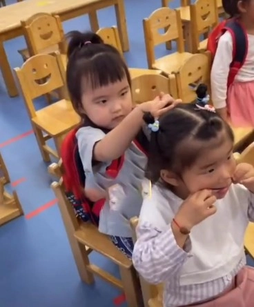 Bé gái 4 tuổi trổ tài khéo tay tết tóc cho các bạn học trong lớp nhìn thành quả nhiều phụ huynh xấu hổ - 4