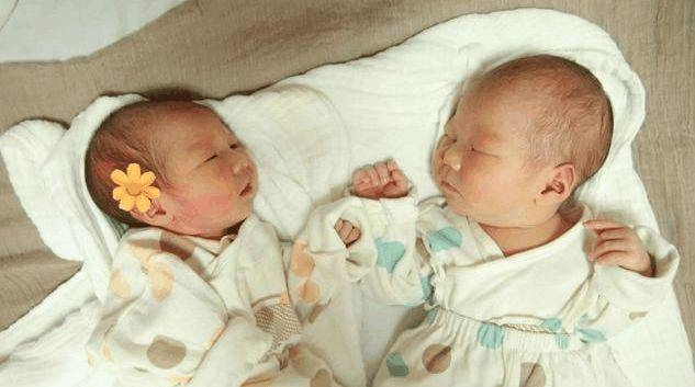 Cặp sinh đôi một bé mang họ mẹ một bé mang họ cha sự khác biệt quá rõ khi lớn lên khiến mẹ ân hận - 1