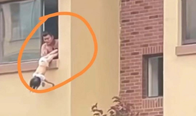 Con gái 2 tuổi khóc thét khi bị bố treo ngược ngoài cửa sổ tầng 2 nghe nguyên nhân ai cũng bất bình - 2