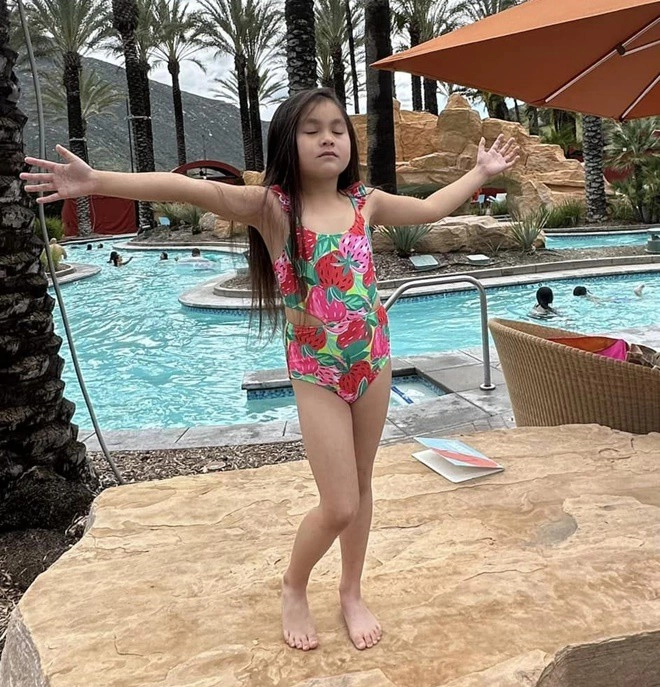 Con gái biểu tượng gợi cảm thập niên 90 y phụng xinh hệt mẹ khoeđôi chân dài thẳng tắp ở bể bơi - 5