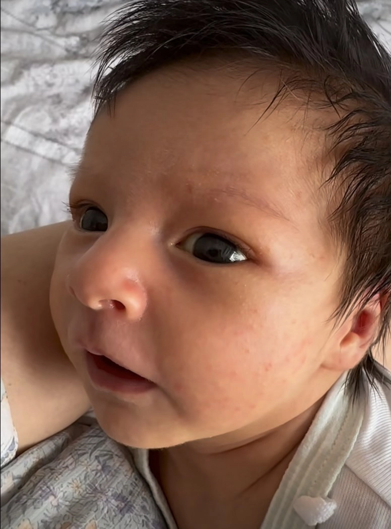 Con gái lan phương và chồng tây tròn 1 tháng tuổi được khen tóc đen mũi cao má lúm cực đẹp - 4