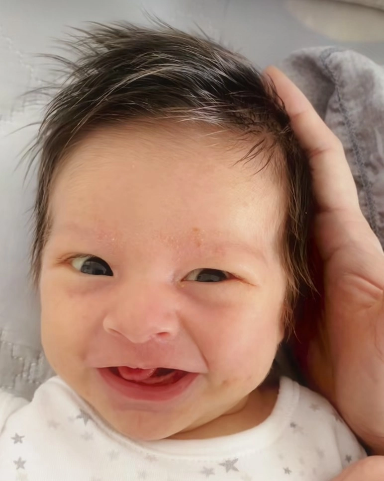 Con gái lan phương và chồng tây tròn 1 tháng tuổi được khen tóc đen mũi cao má lúm cực đẹp - 5