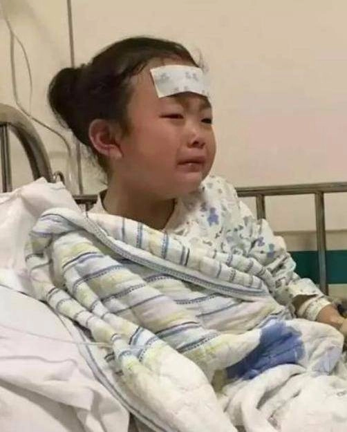 Con gái nói sợ búp bê bố tặng mẹ phớt lờ cho đến khi đứa trẻ sốt cao nhập viện mới hối hận - 1