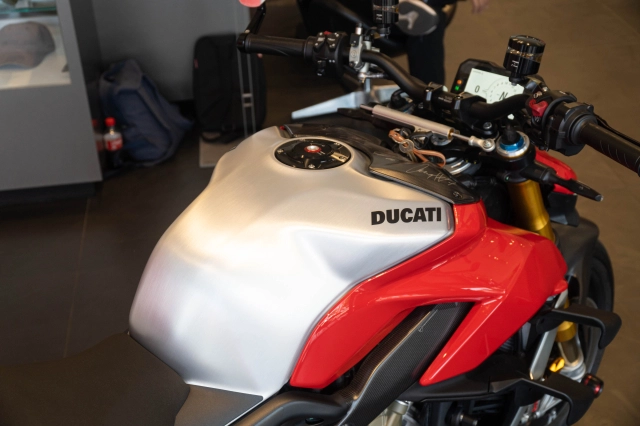 Ducati streetfighter v4 s độ gần 2 tỷ đồng của biker việt sở hữu 4 chữ ký đắt giá - 11