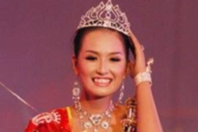 Hoa hậu việt đi thi miss world bị lạc hành lý phải mượn quần áo kiều bào chỉ có bộ áo dài đen đẹp nhất - 1