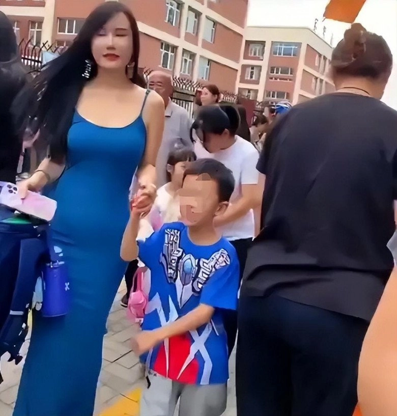 Mẹ trẻ mặc váy hai dây bó sát đến trường con nhiều phụ huynh nhìn mà ngượng chín mặt - 2