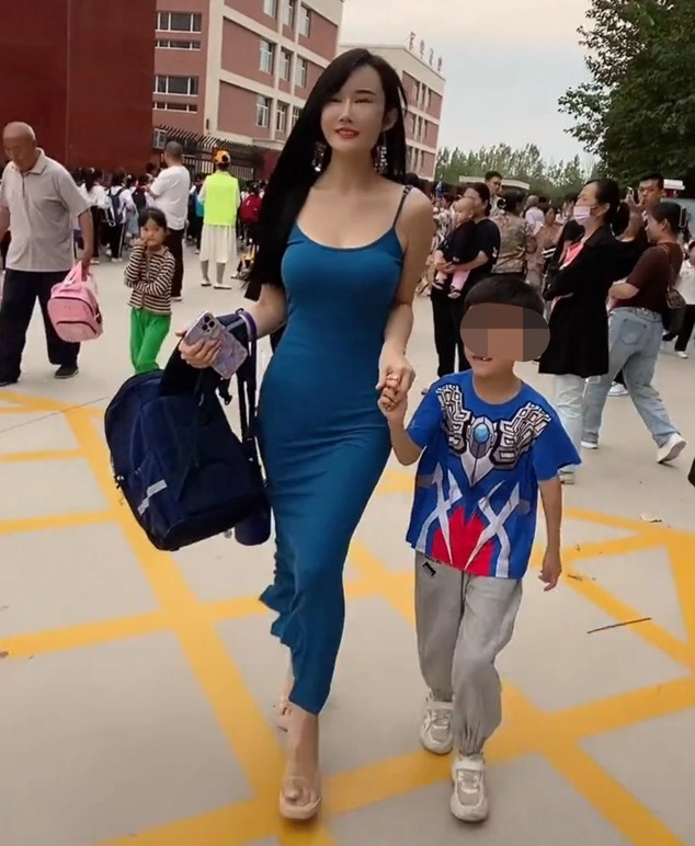 Mẹ trẻ mặc váy hai dây bó sát đến trường con nhiều phụ huynh nhìn mà ngượng chín mặt - 3