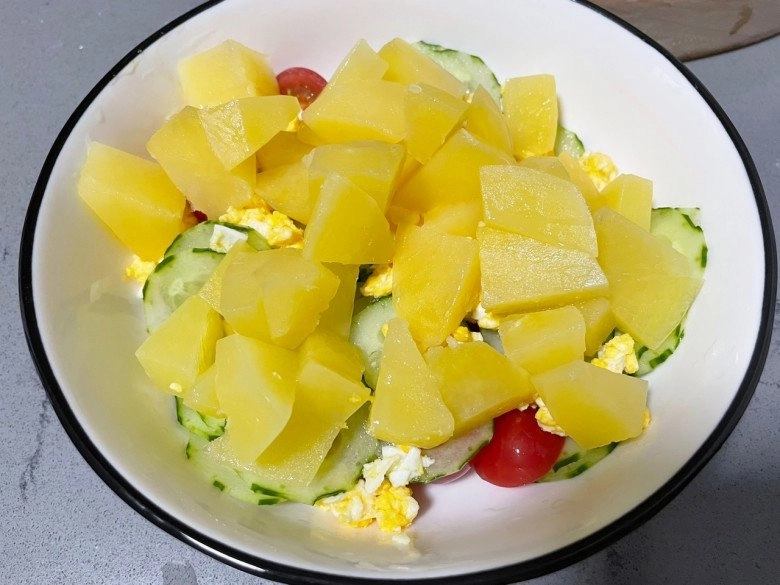 Nhà còn củ khoai tây to đem trộn salad đơn giản kiểu này vừa ngon lại thanh mát - 6