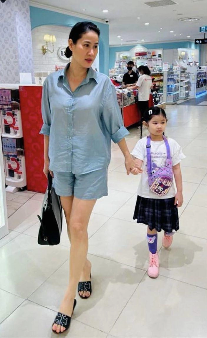 Thân thuý hà làm mẹ đơn thân u50 nhan sắc mặn mà vẫn bị con gái chê mặc đồ xấu khi xuất hiện ở trung tâm thương mại - 1