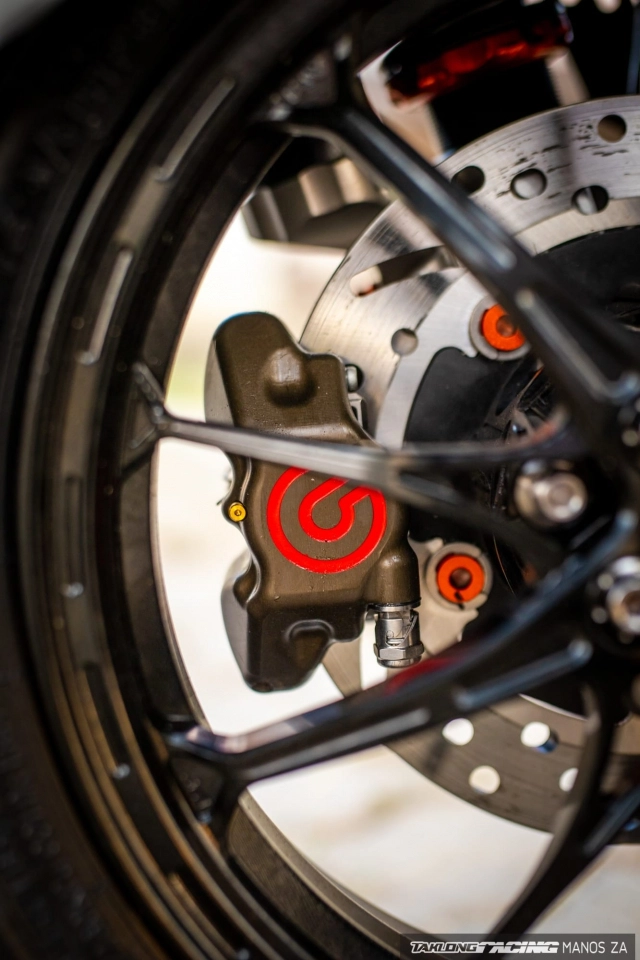 Vespa sprint cường hóa lực thắng bằng dòng heo xuất hiện trong motogp - 13