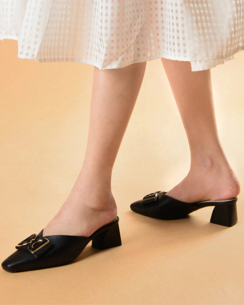 5 mẫu giày đẹp quốc dân giúp chị em vi vu suốt hè không lo chân đau gót mỏi - 5