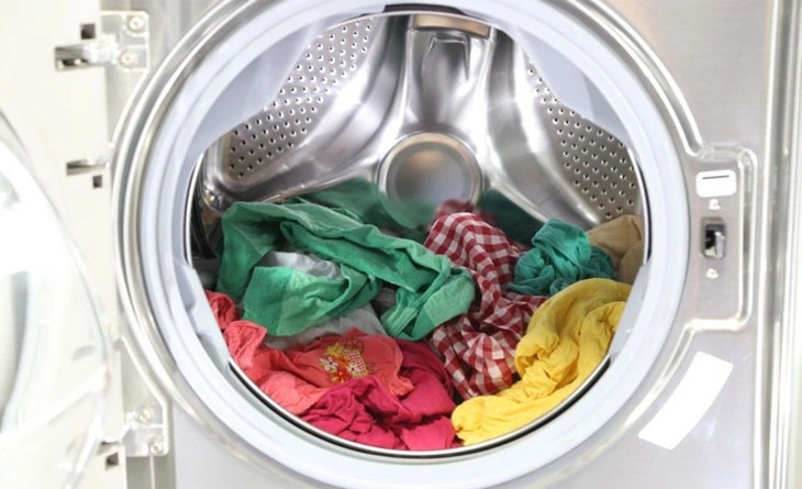 6 mẹo dùng máy giặt tiết kiệm điện nước ngày hè - 1