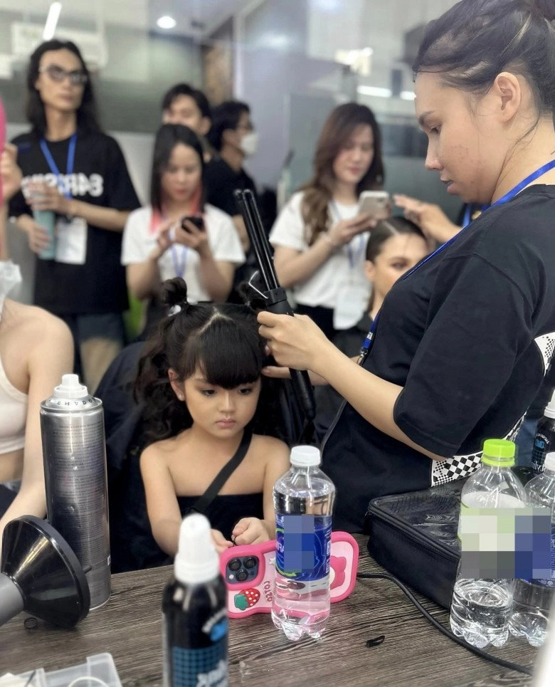 Bé gái ngồi chung ghế với hoa hậu có gương mặt búp bê 5 tuổi đã make-up thường xuyên - 11