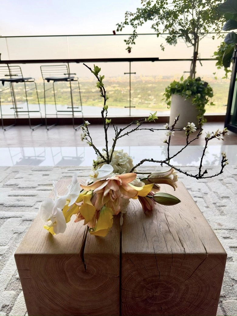 Diva hồng nhung cắt hoa vào cắm trong penthouse khu nhà giàu dân mạng bình luận nhìn điêu quá - 15