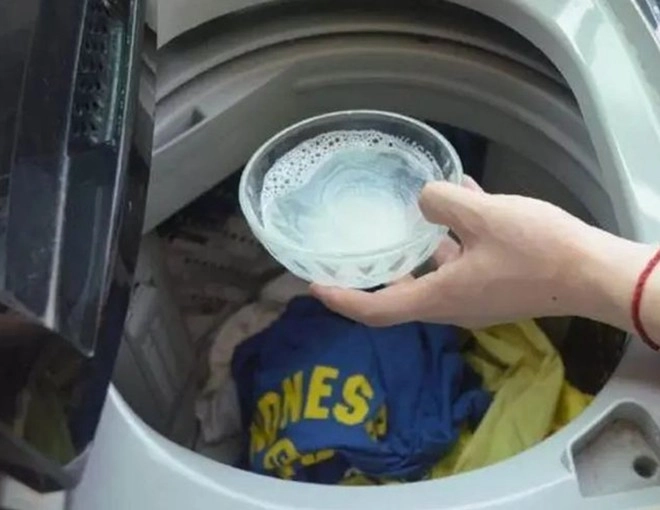 Đổ một bát này vào bên trong máy giặt bẩn đến mấy cũng sạch trông như mới ngay lập tức - 1