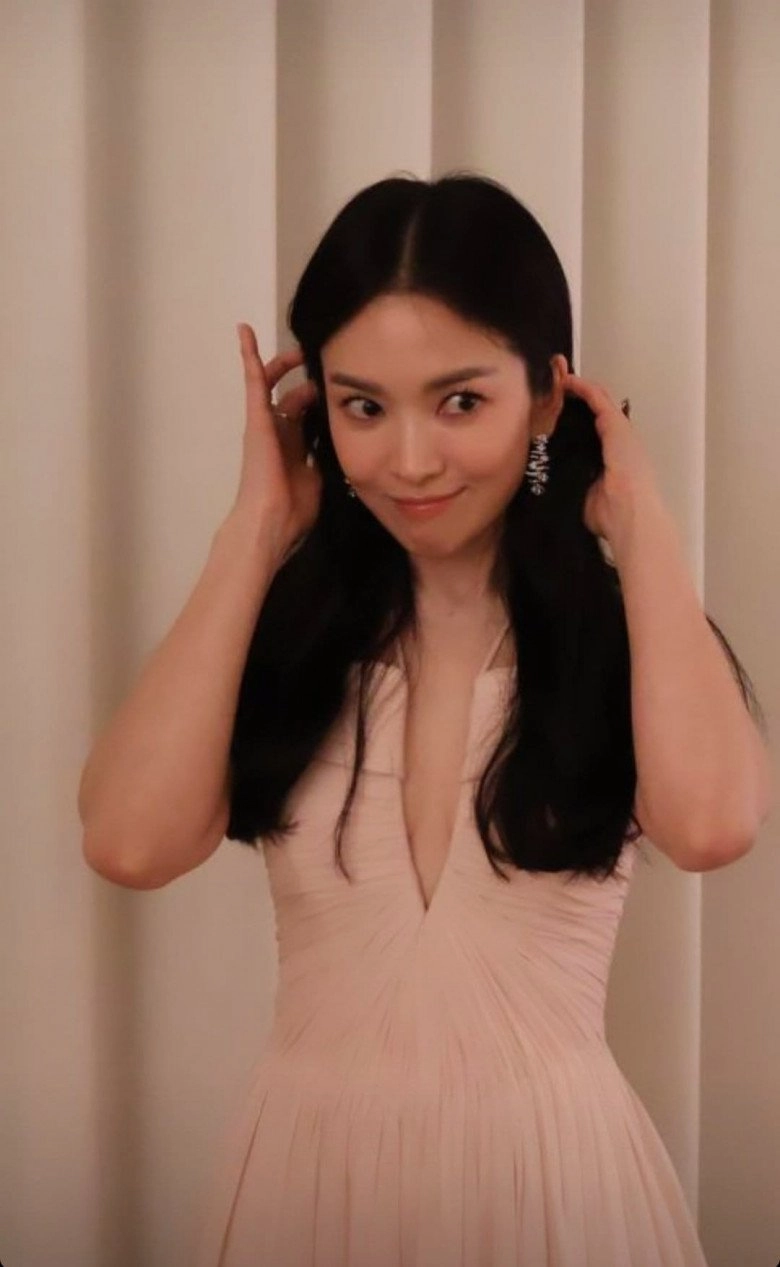 Dự sự kiện có chồng cũ song hye kyo mặc đầm xẻ ngực sâu hun hút ảnh chụp lén đẹp không chê nổi - 1