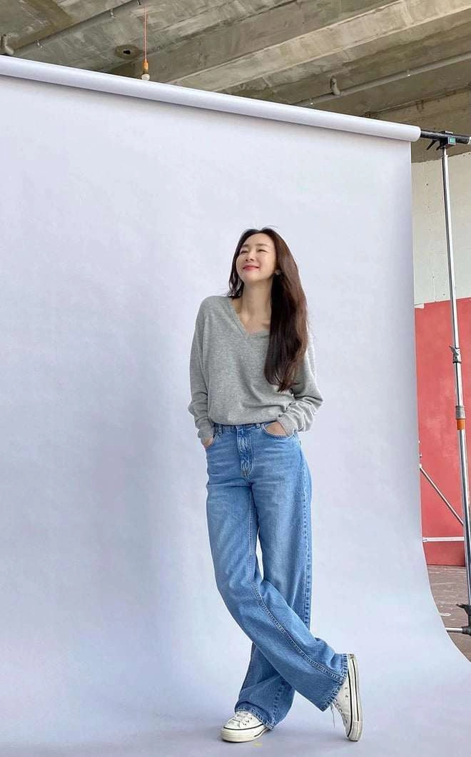 Học các mỹ nhân hàn quốc phối quần jeans quen thuộc theo phong cách toát ra mùi tiền - 6