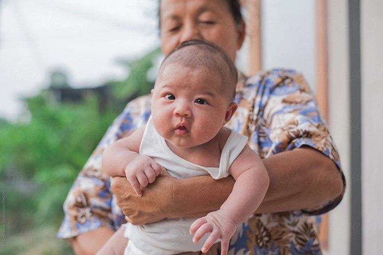 Mẹ chồng ngày ngày bưng bát cháo nóng bỏng taygiữa mùa hè cho cháu ăn khuấy đáy bát lên con dâu òa khóc - 1