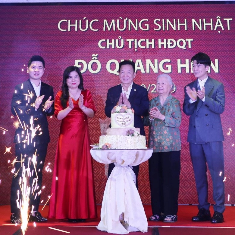 Mẹ chồng tỷ phú của hoa hậu đỗ mỹ linh thích diện váy áo rực rỡ nhìn bộ sưu tập túi hiệu mà choáng - 12