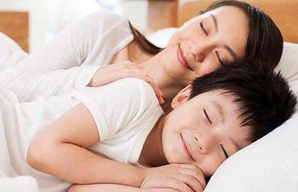 sao bố không mặc gì nằm đè lên người mẹ lời đáp của mẹ mới thông minh - 2