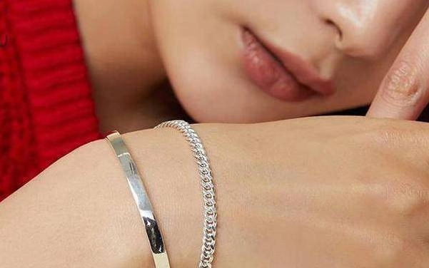 Tại sao phụ nữ xưa nhất định đeo vòng vàng tay trái bạc tay phải bí quyết để vừa đẹp vừa giàu sang là đây - 6