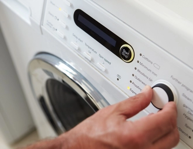 Trên máy giặt có một công tắc bật nó lên tiết kiệm được một nửa tiền điện mỗi năm - 1