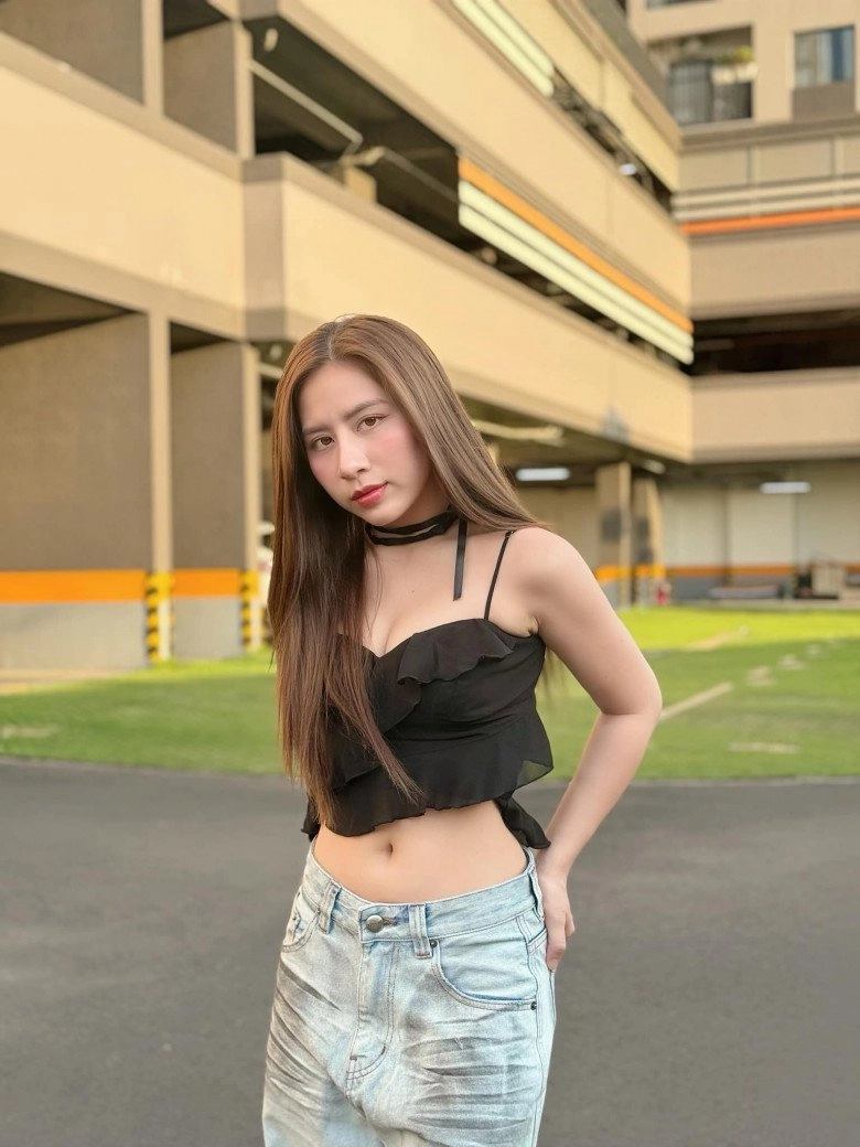 Tư thắm xấu xí trong phim lý hải ngoài đời ăn mặc thay đổi 180 độ gợi cảm như hotgirl - 2