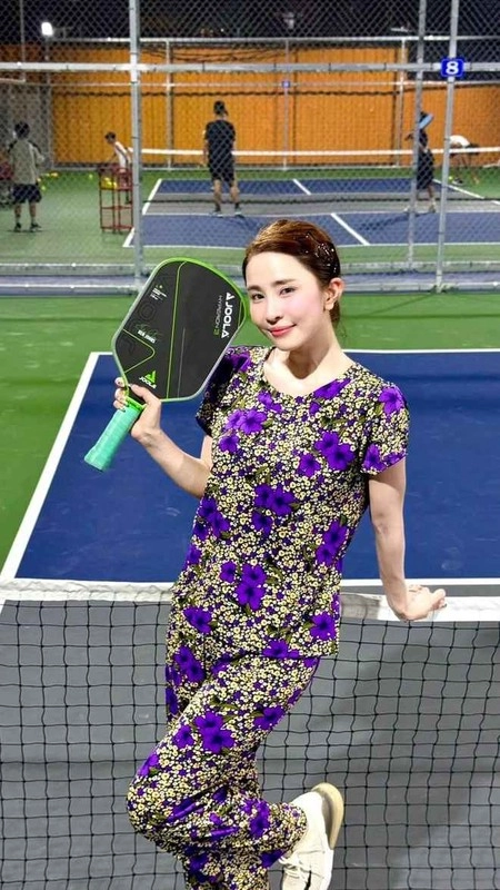 Diện outfit bà thím lên sân pickleball người chơi gây bão mạng - 1