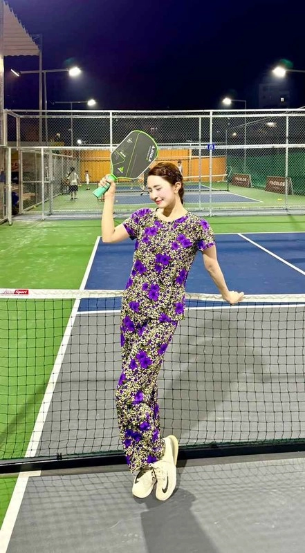 Diện outfit bà thím lên sân pickleball người chơi gây bão mạng - 2