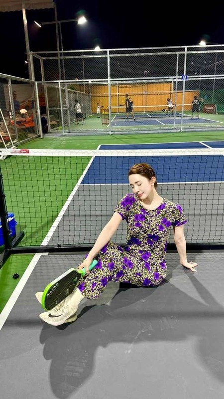 Diện outfit bà thím lên sân pickleball người chơi gây bão mạng - 3