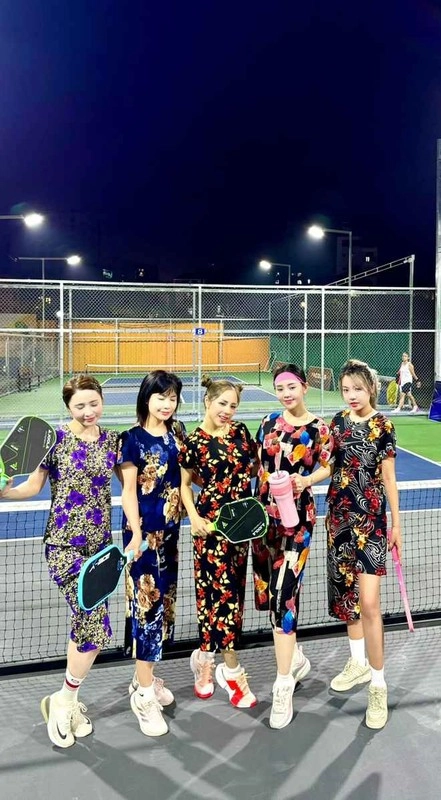 Diện outfit bà thím lên sân pickleball người chơi gây bão mạng - 5