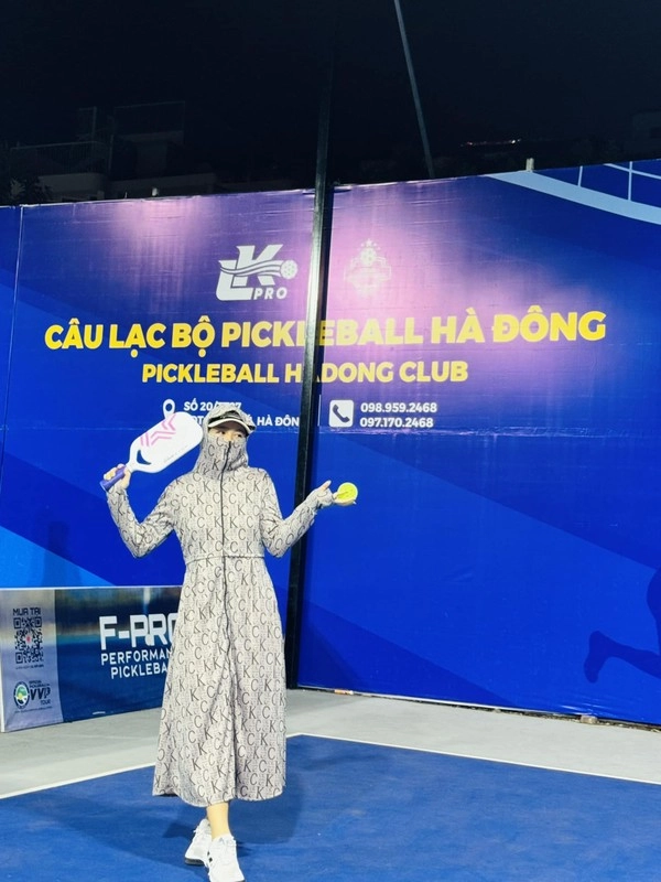 Diện outfit bà thím lên sân pickleball người chơi gây bão mạng - 8