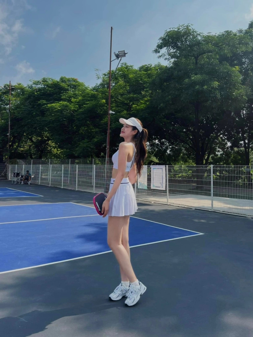 Hoa hậu đỗ thị hà trên sân pickleball không khoe mặt chỉ khoe dáng - 5