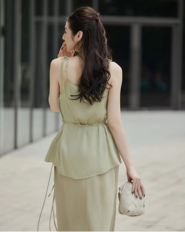 Học á hậu tú anh biến những outfit mùa hè thường ngày không nhàm chán - 4